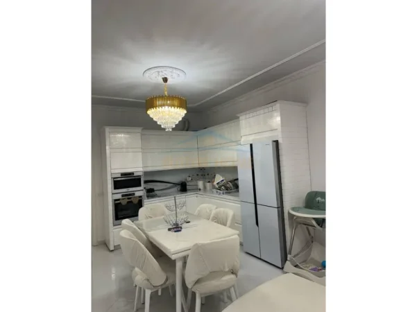 Shqiperi, jepet me qera apartament 2+1+Ballkon Kati 4, 84 m² 1.000 € (Fusha Aviacionit)