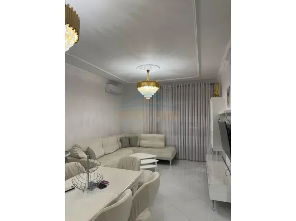 Shqiperi, jepet me qera apartament 2+1+Ballkon Kati 4, 84 m² 1.000 € (Fusha Aviacionit)