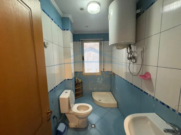 Tirane, jepet me qera apartament 2+1+Ballkon Kati 5, 89 m² 550 € (Unaza e Re)