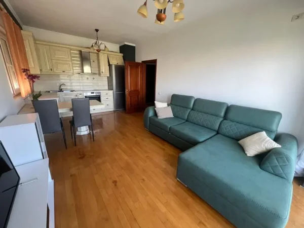 Tirane, jepet me qera apartament 1+1+Ballkon Kati 3, 65 m² 500 € (Kopshti Botanik)