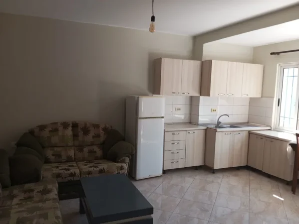 Tirane, jap me qera shtepi 1+1 Kati 1, 50 m² 300 € (Rrga Sul Gjashta)