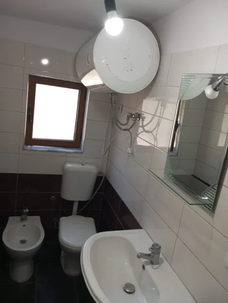 Tirane, jap me qera shtepi 1+1 Kati 1, 50 m² 300 € (Rrga Sul Gjashta)