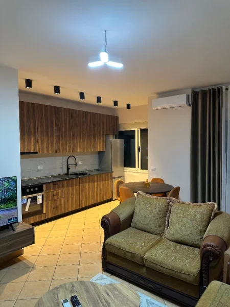 Vlore, jepet me qera apartament 1+1 Kati 7, 78 m² 400 € (Rruga e Cipajev La Boheme)