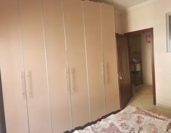 Tirane, jepet me qera apartament 2+1+Ballkon Kati 4, 90 m² 450 € (Yzberisht /Rr.Besim Alla)