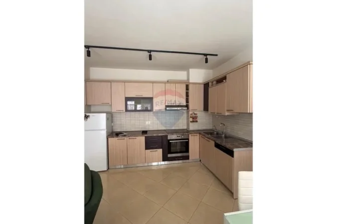 Tirane, jepet me qera apartament 2+1+Ballkon , 103 m² 830 € 