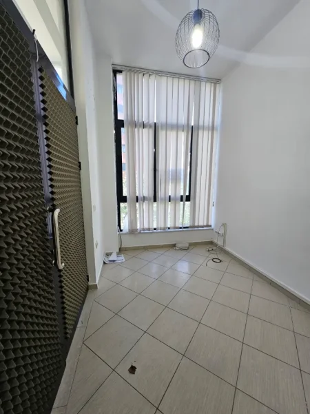 Tirane, shitet ambjent biznesi Kati 1, 22 m² 55.000 € (rruga milto sotir gura)