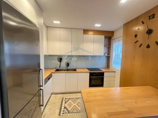 Tirane, jepet me qera apartament 3+1+Ballkon Kati 6, 155 m² 1.500 € (Komuna e Parisit)