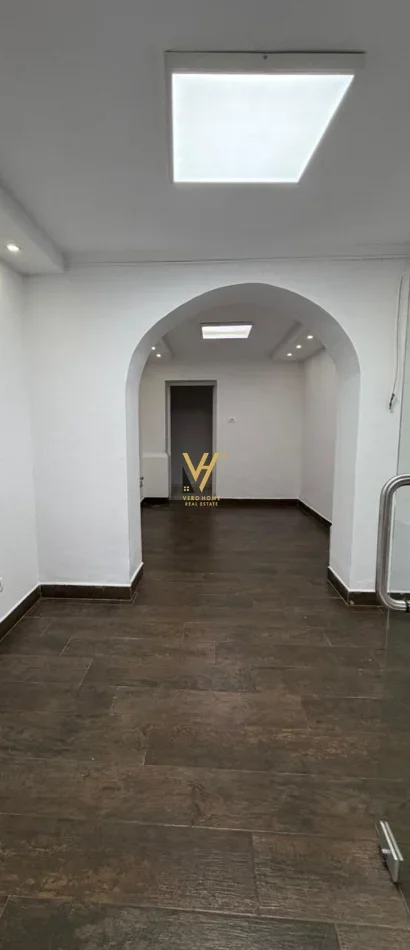 Tirane, jepet me qera zyre Kati 0, 45 m² 720 € (SHES)