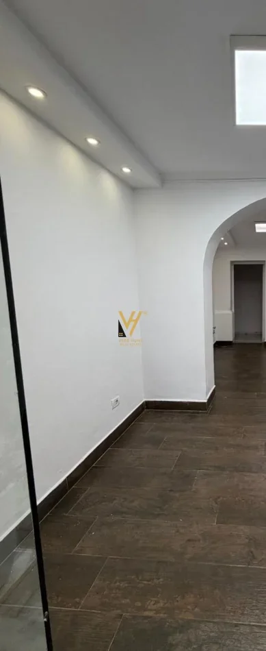 Tirane, jepet me qera zyre Kati 0, 45 m² 720 € (SHES)