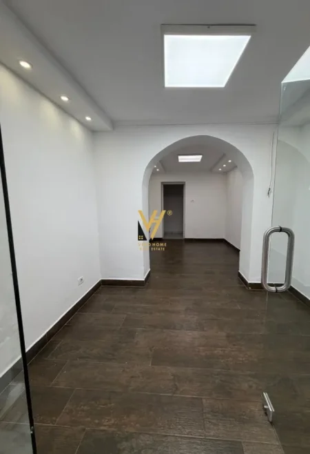 Tirane, jepet me qera zyre Kati 0, 45 m² 720 € (SHES)
