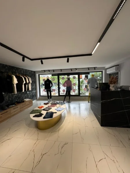 Tirane, jepet me qera ambjent biznesi Kati 0, 105 m² 750 € (Bulevardi Migjeni)