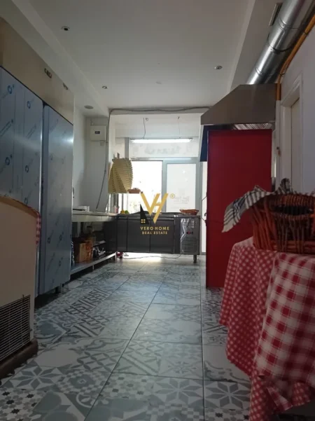 Tirane, shitet biznesi Kati 0, 150 m² (BULEVARDI BAJRAM CURRI)