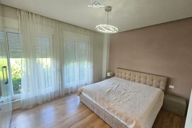 Tirane, jepet me qera apartament 4+1 Kati 3, 460 m² 3.000 € (Teg)