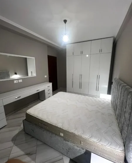 Tirane, jepet me qera apartament 2+1 , 90 m² 400 € 