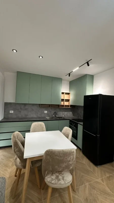 Tirane, jepet me qera apartament 1+1 Kati 1, 60 m² 650 € 