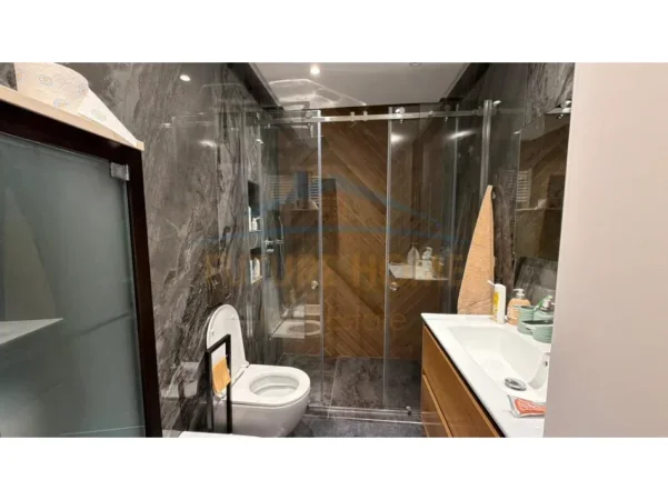 Tirane, shes apartament 3+1 Kati 8, 162 m² 