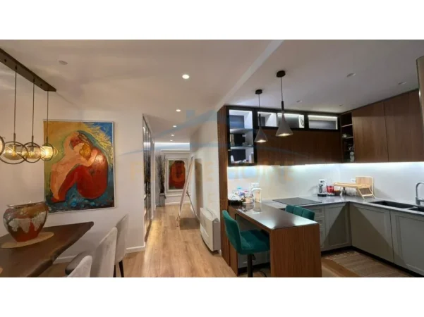 Tirane, shes apartament 3+1 Kati 8, 162 m² 