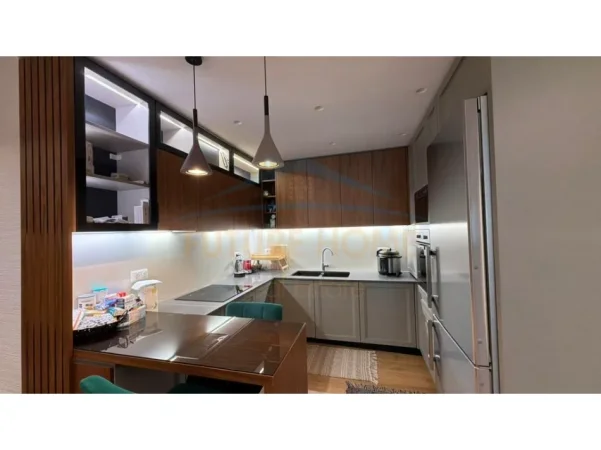 Tirane, shes apartament 3+1 Kati 8, 162 m² 