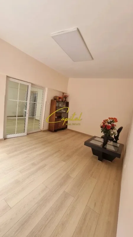 Tirane, jepet me qera ambjent biznesi Kati 2, 55 m² 800 € (QENDER)