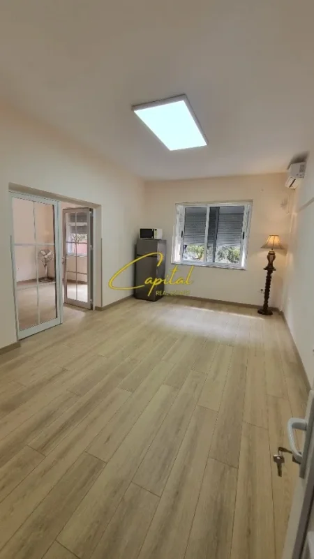 Tirane, jepet me qera ambjent biznesi Kati 2, 55 m² 800 € (QENDER)