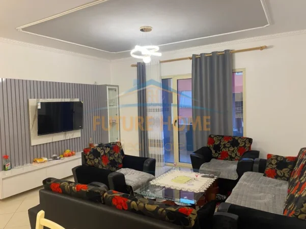 Tirane, jepet me qera apartament 1+1+Ballkon Kati 3, 86 m² 450 € (PALLATI ME SHIGJETA)