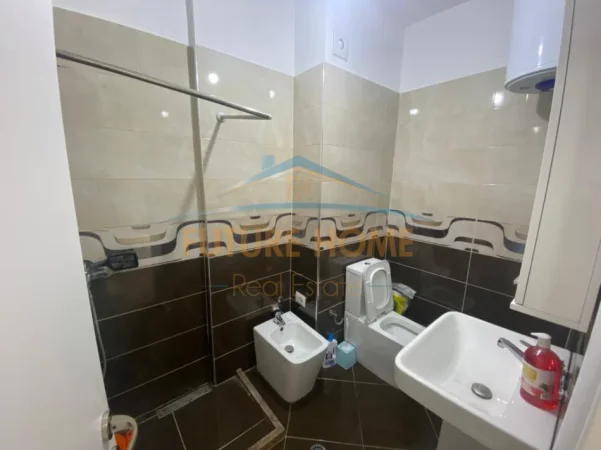 Tirane, jepet me qera apartament 1+1+Ballkon Kati 3, 86 m² 450 € (PALLATI ME SHIGJETA)