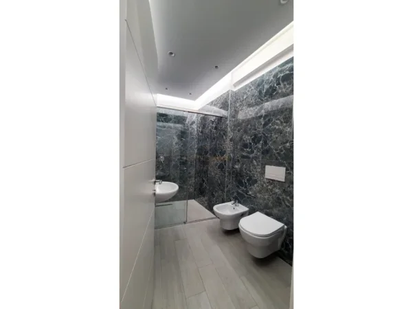 Tirane, jepet me qera apartament 2+1+Ballkon Kati 4, 110 m² 1.000 € (JORDAN MISJA)