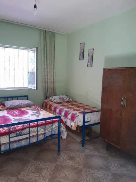 Tirane, jepet me qera Vile 1+1 , 60 m² (Fundi Rruges Burgut, Mbrapa Skrapit)