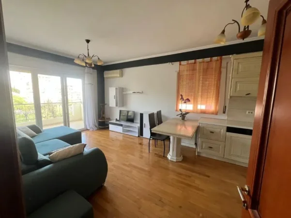 Tirane, jepet me qera apartament 1+1 , 65 m² 500 € (Kopshti Zoologjik)