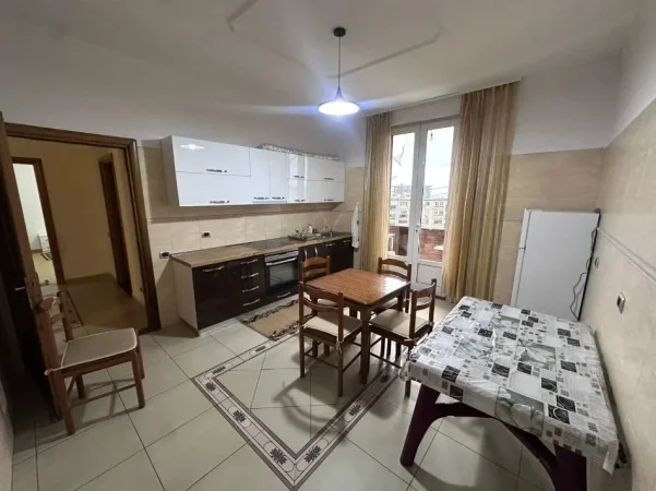 Tirane, jepet me qera apartament 3+1 Kati 3, 110 m² 500 € (Shkolla E Bashkuar)