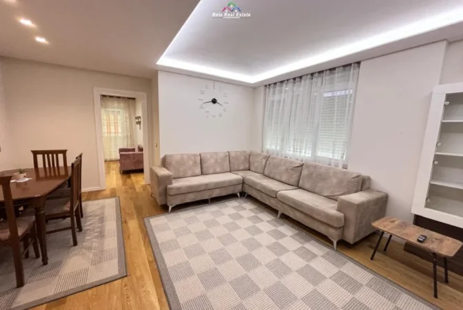 Tirane, jepet me qera apartament 3+1 Kati 3, 100 m² 850 € (Prane Shkolles se kuqe, Qender)