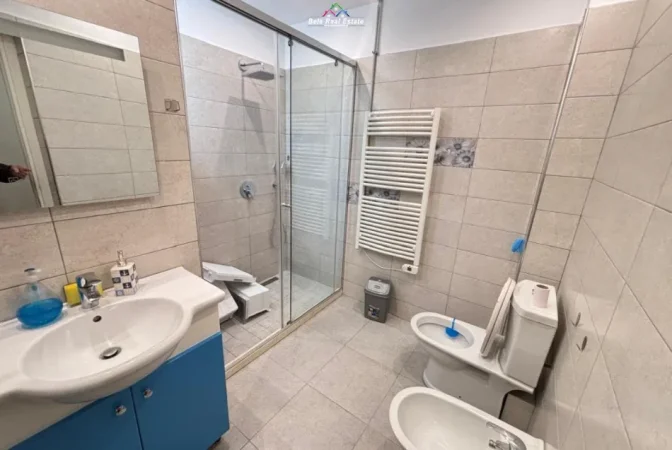 Tirane, jepet me qera apartament 3+1 Kati 3, 100 m² 850 € (Prane Shkolles se kuqe, Qender)