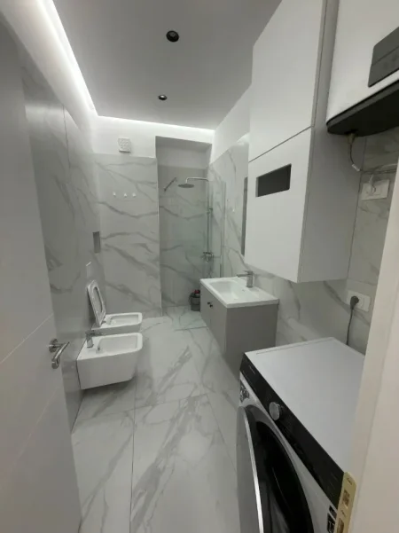 Tirane, jepet me qera apartament 2+1+Ballkon Kati 7, 100 m² (Komuna e Parisit prane Kika 2)