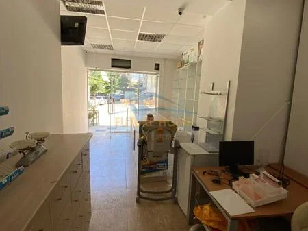 Shitet, Ambient Biznesi, Rruga Bajram Curri, Tiranë. AREA68038