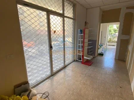 Shitet, Ambient Biznesi, Rruga Bajram Curri, Tiranë. AREA68038