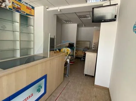 Shitet, Ambient Biznesi, Rruga Bajram Curri, Tiranë. AREA68038