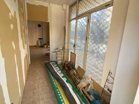 Shitet, Ambient Biznesi, Rruga Bajram Curri, Tiranë. AREA68038