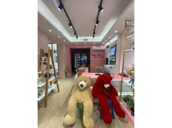 Shitet, Biznes, Dyqan Lulesh, në Rrugën Bardhyl, Tiranë. AREA68042