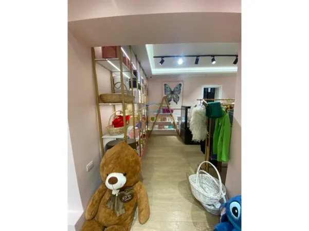 Shitet, Biznes, Dyqan Lulesh, në Rrugën Bardhyl, Tiranë. AREA68042