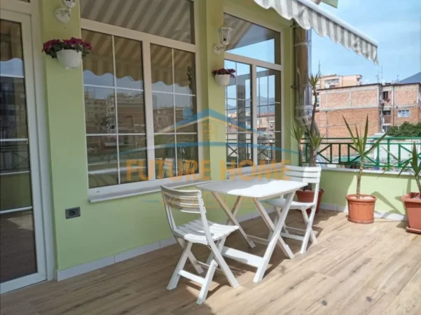 Tirane, jepet me qera apartament 1+1+Ballkon Kati 4, 105 m² 700 € (BARRIKADA)