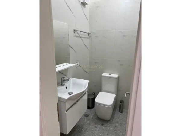 Tirane, jepet me qera apartament 2+1 Kati 1, 89 m² 800 €