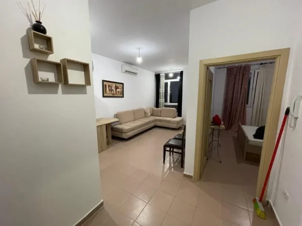 Tirane, jepet me qera apartament 1+1+Ballkon Kati 7, 65 m² 400 € (Sokrat miho)