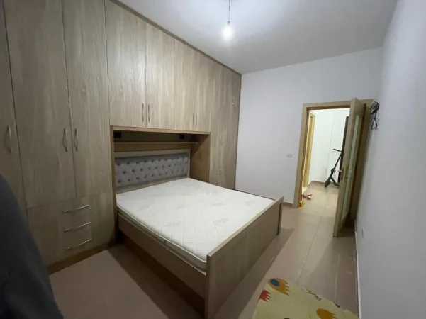 Tirane, jepet me qera apartament 1+1+Ballkon Kati 7, 65 m² 400 € (Sokrat miho)