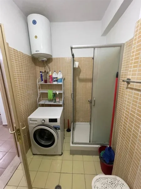 Tirane, jepet me qera apartament 1+1+Ballkon Kati 7, 65 m² 400 € (Sokrat miho)