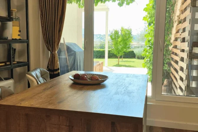 Tirane, shitet Vile , 550 m² 596.000 € (Liqeni i Farkes)