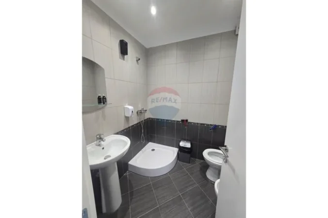 Tirane, jepet me qera ambjent biznesi Kati 1, 140 m² 1.100 € (Bulevardi i ri)