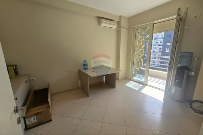 Tirane, jepet me qera ambjent biznesi Kati 1, 140 m² 1.100 € (Bulevardi i ri)