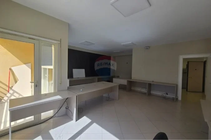 Tirane, jepet me qera ambjent biznesi Kati 1, 140 m² 1.100 € (Bulevardi i ri)