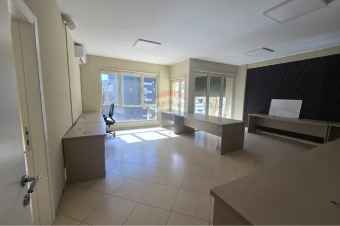 Tirane, jepet me qera ambjent biznesi Kati 1, 140 m² 1.100 € (Bulevardi i ri)