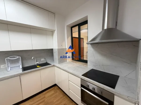 Tirane, jepet me qera apartament 3+1 Kati 3, 170 m² 2.500 € (BLLOKU)